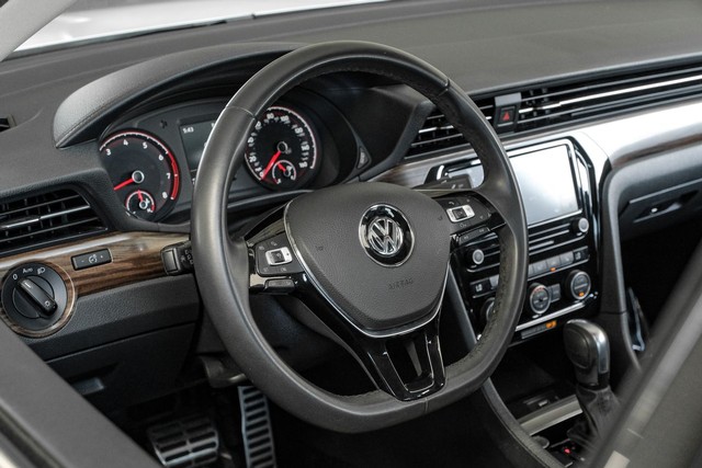 Volkswagen Passat Vehicle Main Gallery Image 16