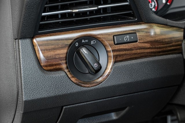 Volkswagen Passat Vehicle Main Gallery Image 30