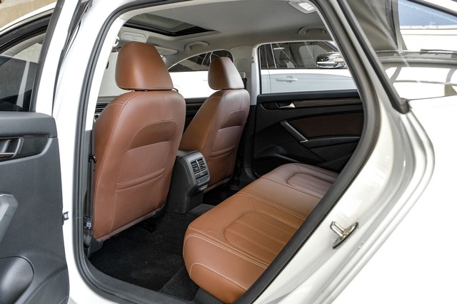 Volkswagen Passat Vehicle Main Gallery Image 42