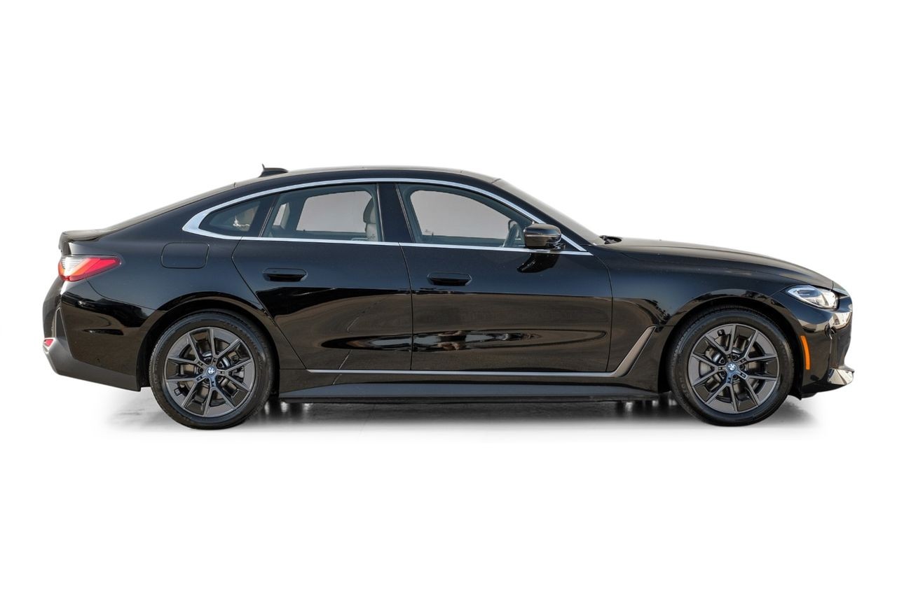 BMW i4 Vehicle Main Gallery Image 08