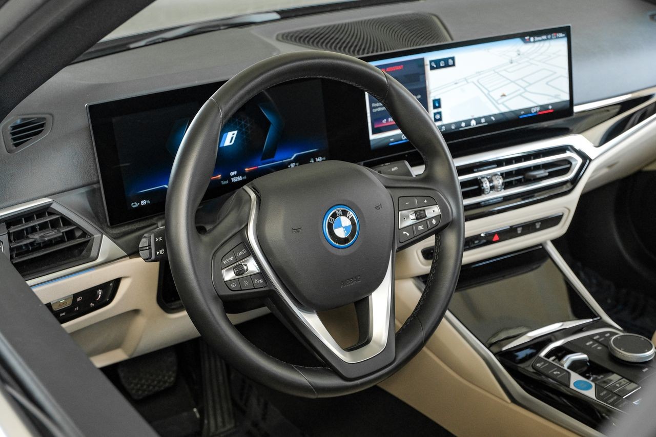 BMW i4 Vehicle Main Gallery Image 16