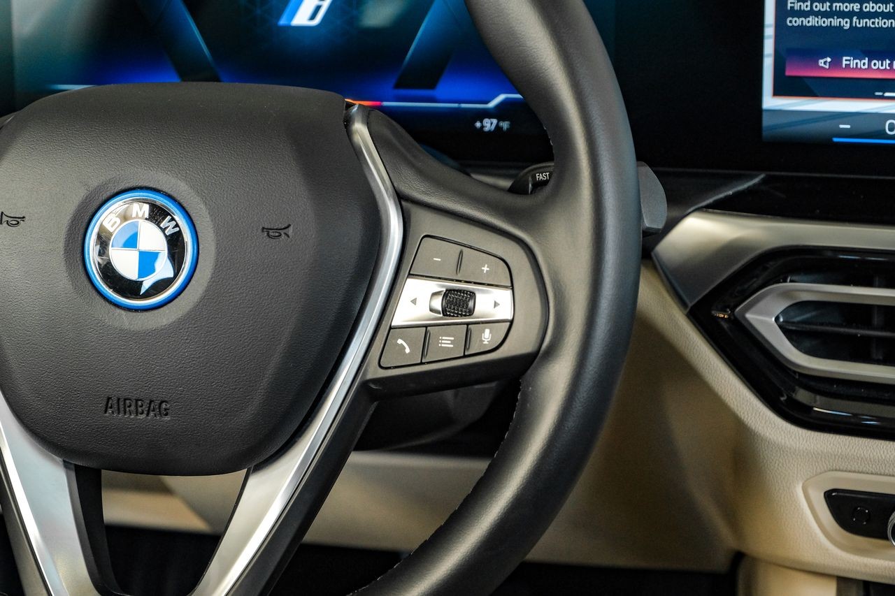 BMW i4 Vehicle Main Gallery Image 19