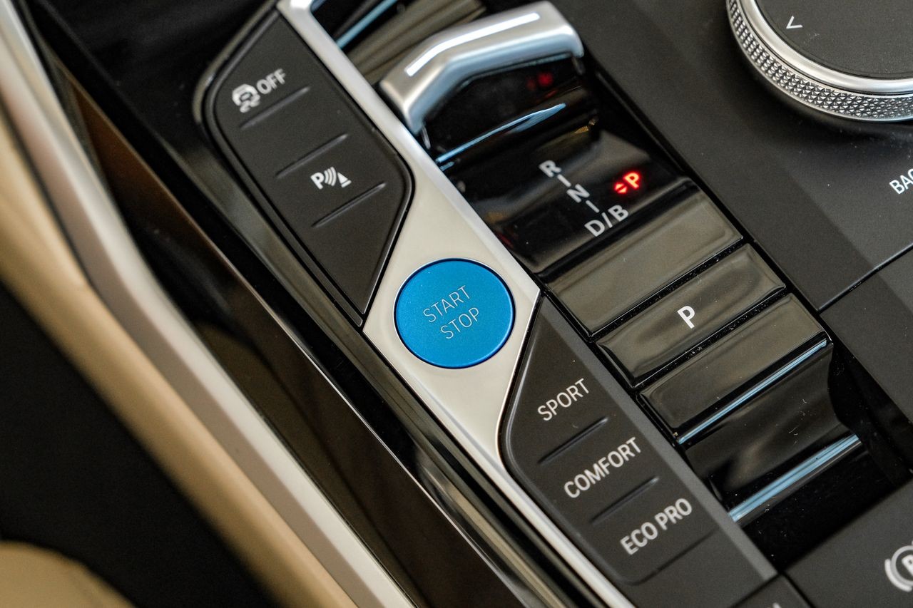 BMW i4 Vehicle Main Gallery Image 22
