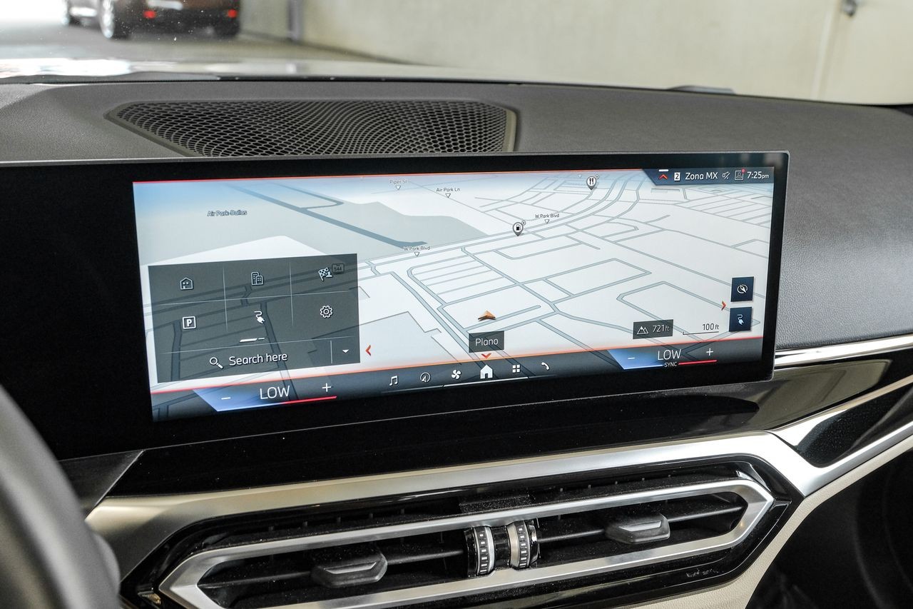 BMW i4 Vehicle Main Gallery Image 23