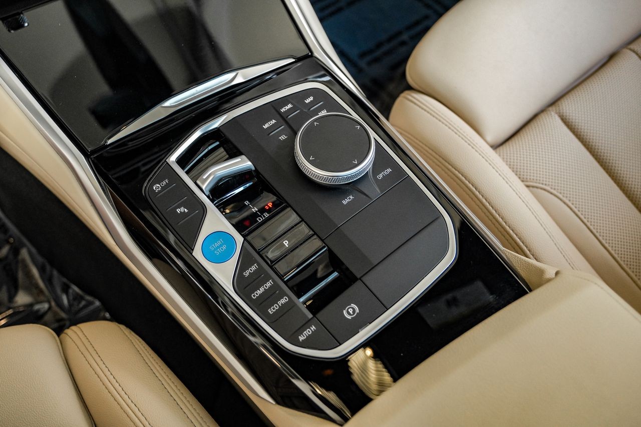 BMW i4 Vehicle Main Gallery Image 26