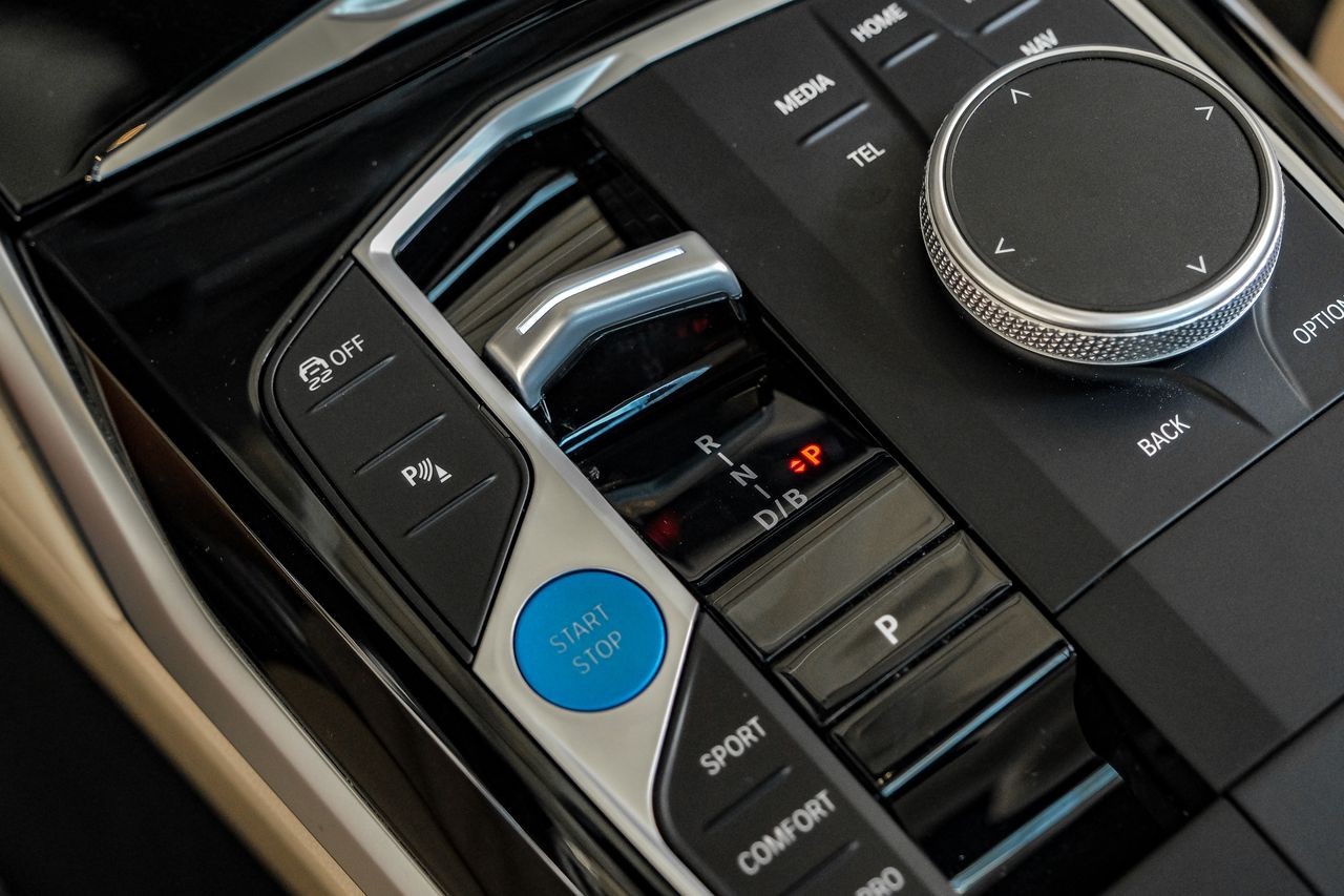 BMW i4 Vehicle Main Gallery Image 28