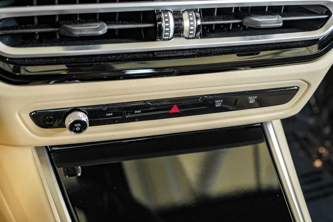 BMW i4 Vehicle Main Gallery Image 31