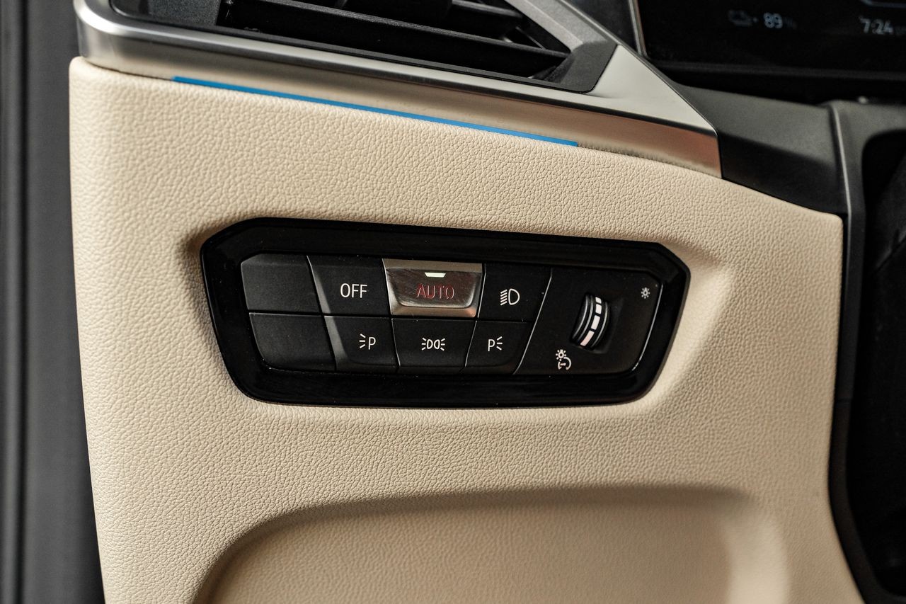 BMW i4 Vehicle Main Gallery Image 32