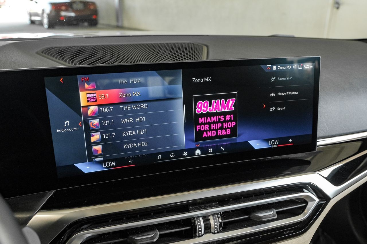 BMW i4 Vehicle Main Gallery Image 35