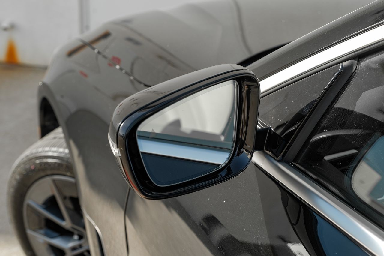BMW i4 Vehicle Main Gallery Image 46