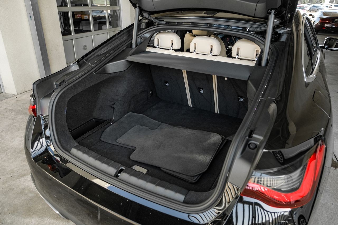 BMW i4 Vehicle Main Gallery Image 58