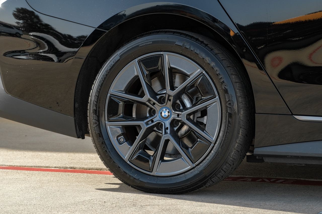 BMW i4 Vehicle Main Gallery Image 61