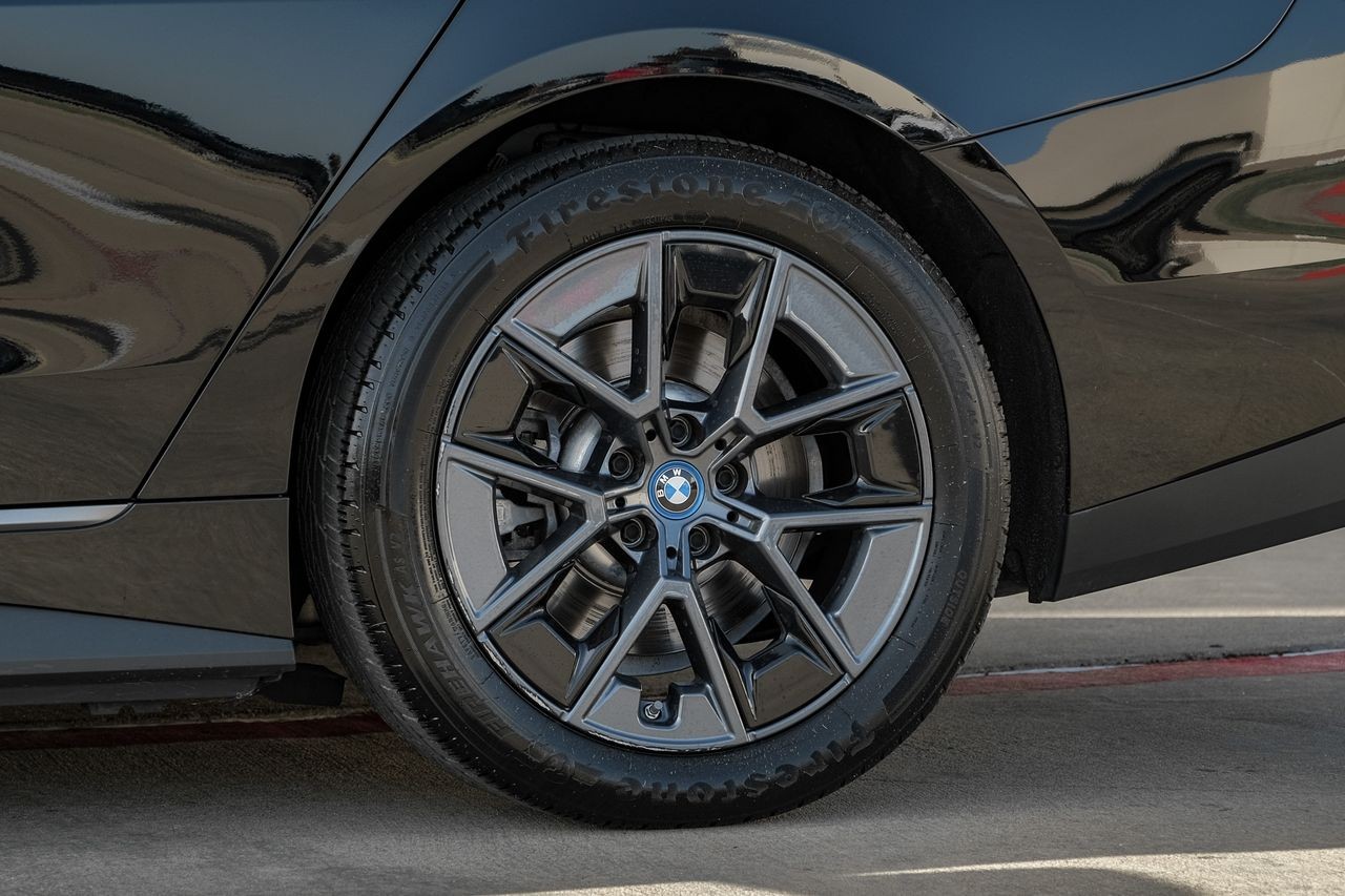 BMW i4 Vehicle Main Gallery Image 64