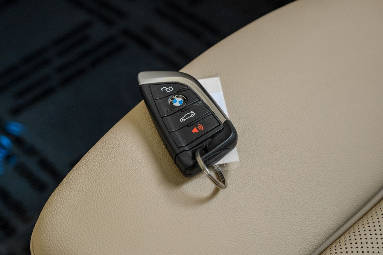 BMW i4 Vehicle Main Gallery Image 65