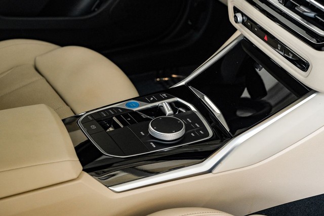BMW i4 Vehicle Main Gallery Image 25