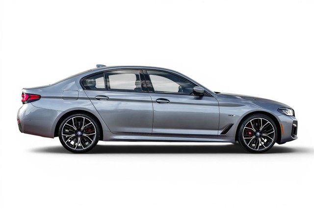 BMW 5 Series Vehicle Full-screen Gallery Image 07