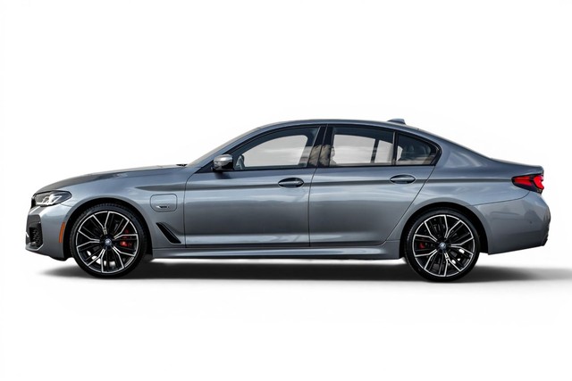 BMW 5 Series Vehicle Full-screen Gallery Image 11