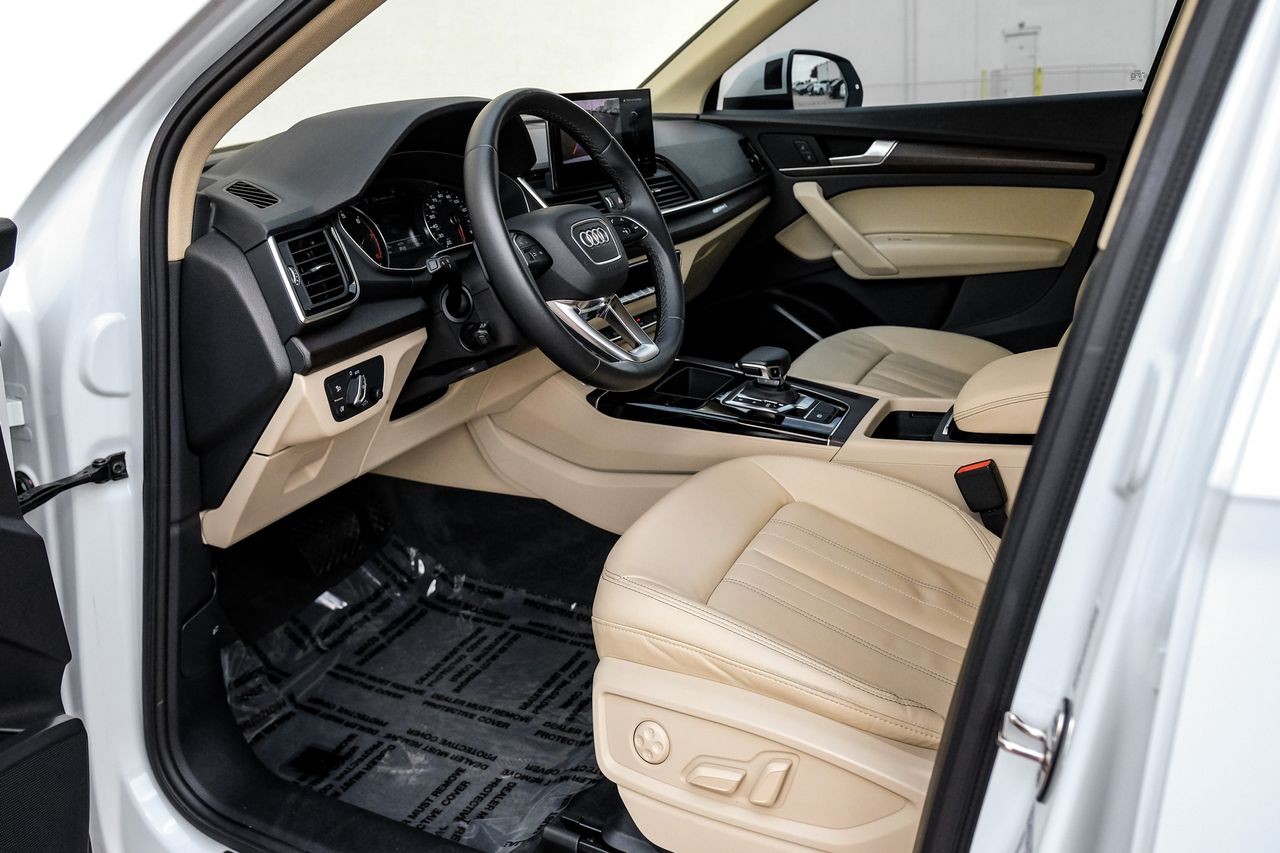 Audi Q5 Vehicle Main Gallery Image 03