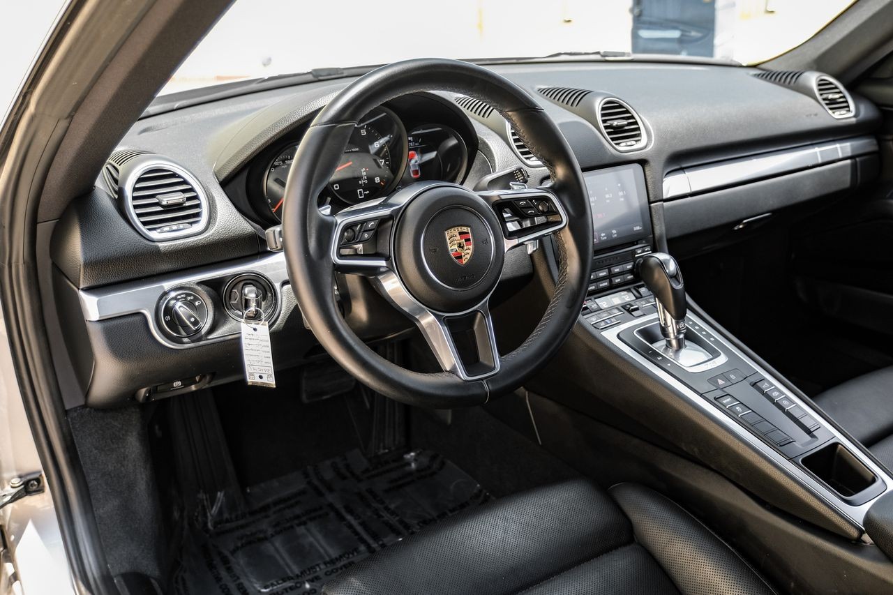 Porsche 718 Cayman Vehicle Main Gallery Image 03