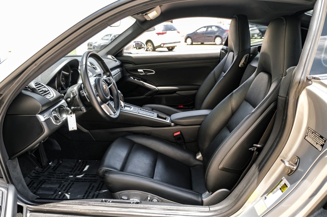 Porsche 718 Cayman Vehicle Main Gallery Image 04