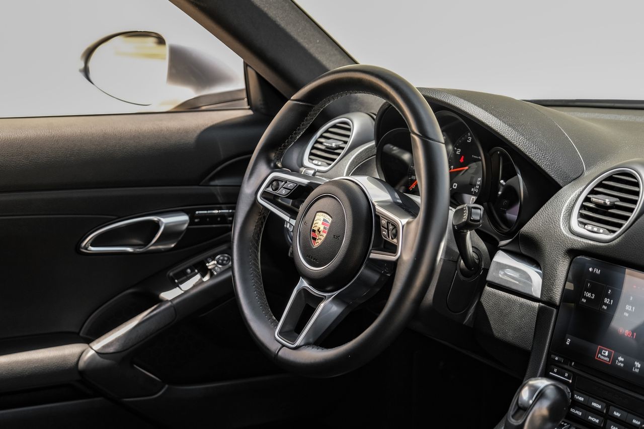 Porsche 718 Cayman Vehicle Main Gallery Image 12