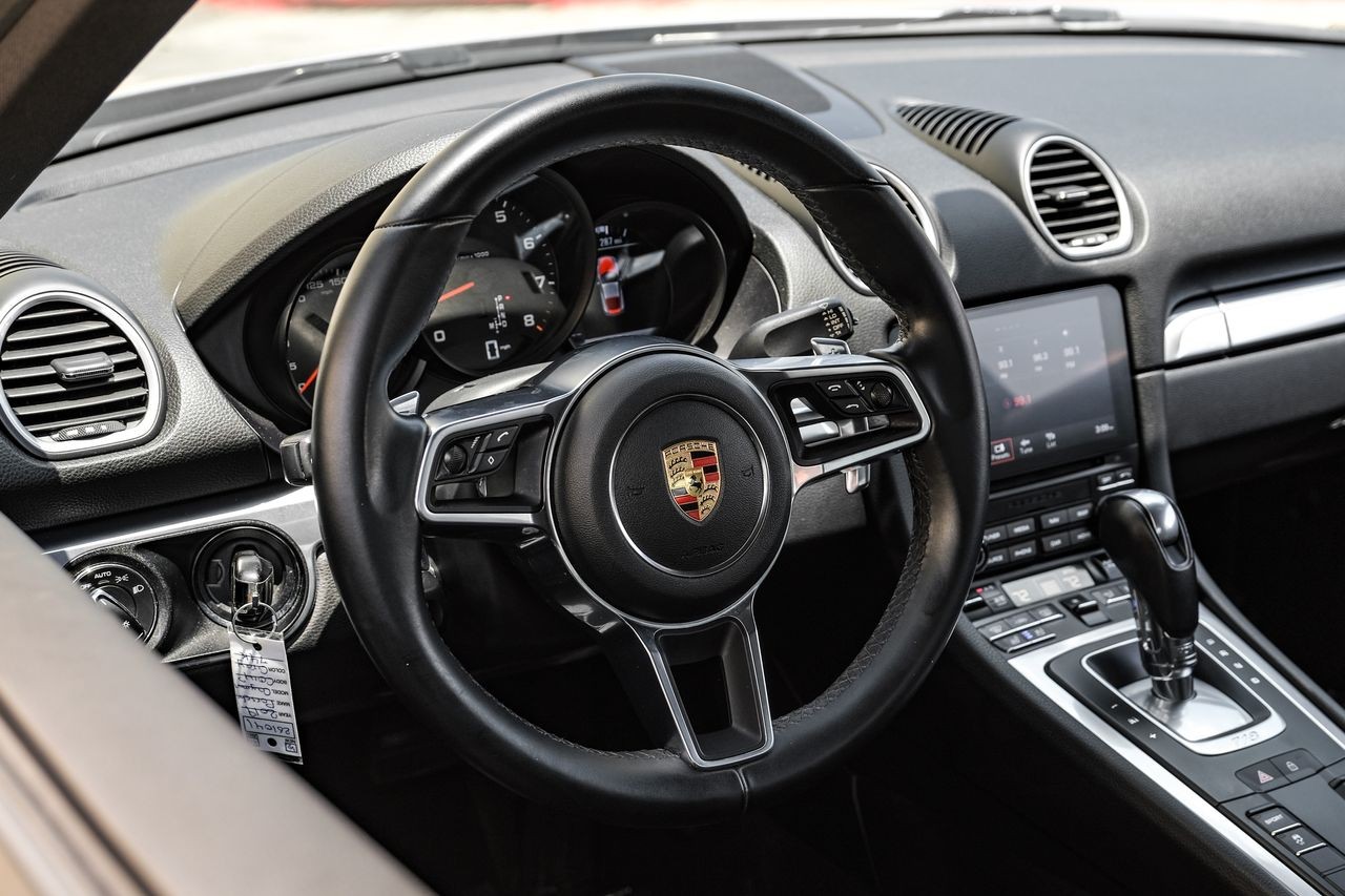 Porsche 718 Cayman Vehicle Main Gallery Image 13