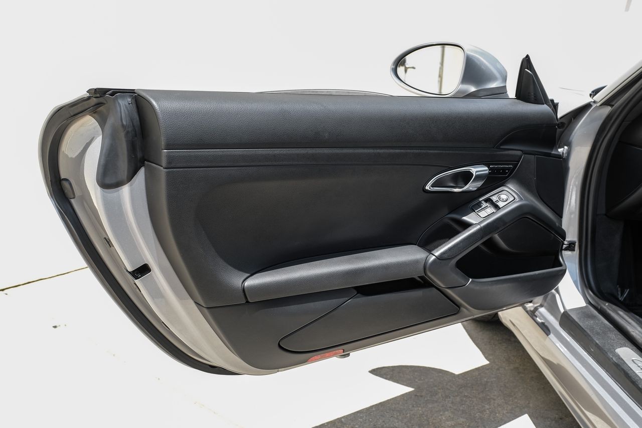 Porsche 718 Cayman Vehicle Main Gallery Image 31