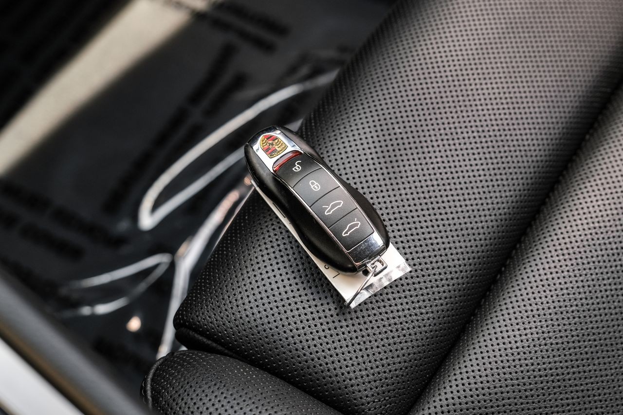 Porsche 718 Cayman Vehicle Main Gallery Image 44