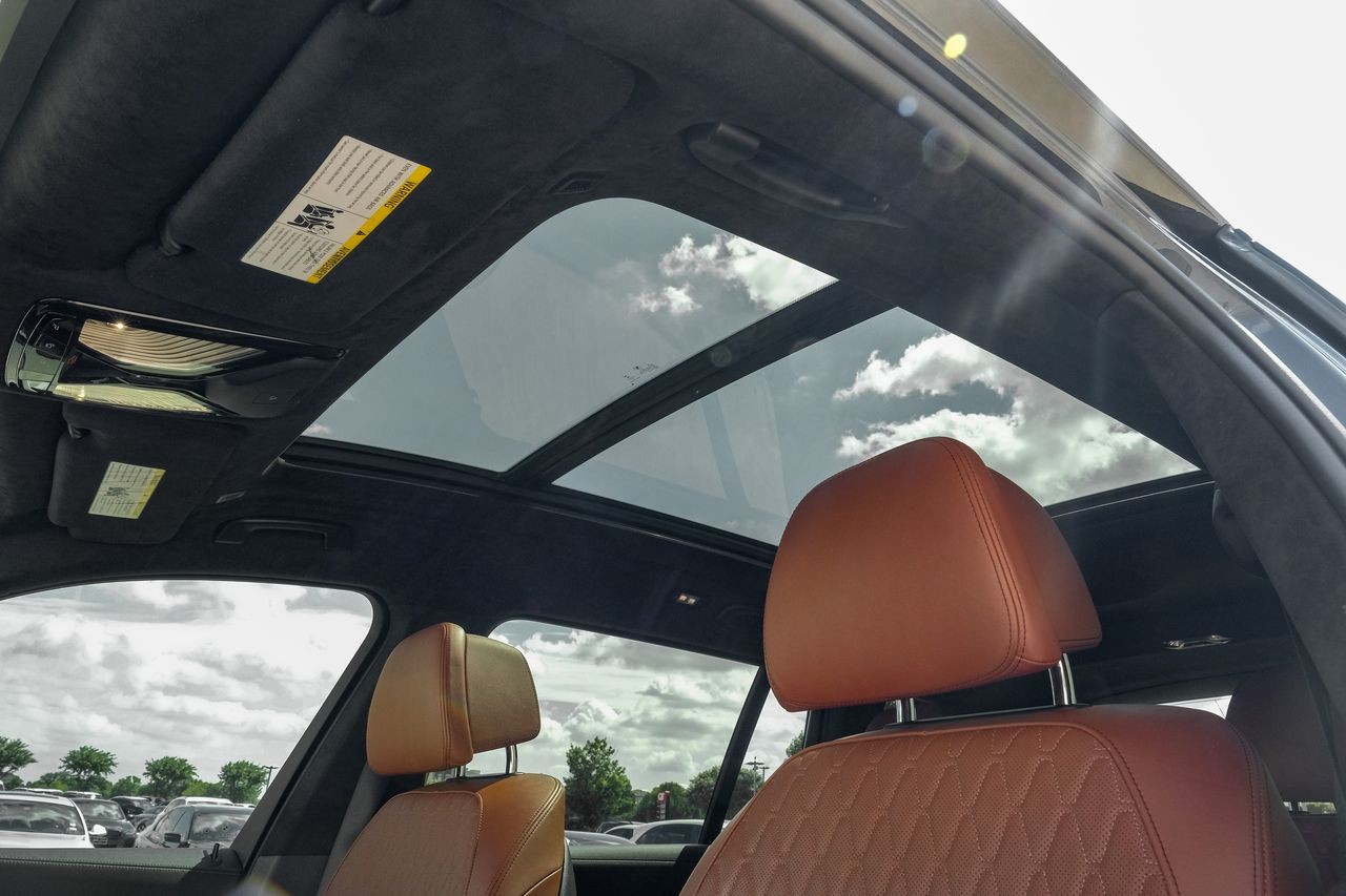 BMW X7 Vehicle Main Gallery Image 05