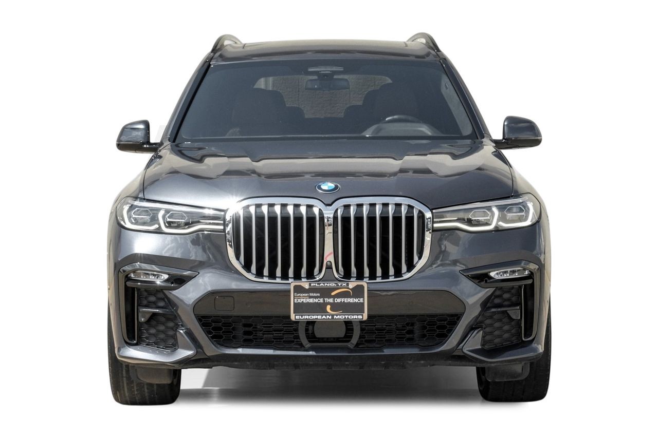 BMW X7 Vehicle Main Gallery Image 06