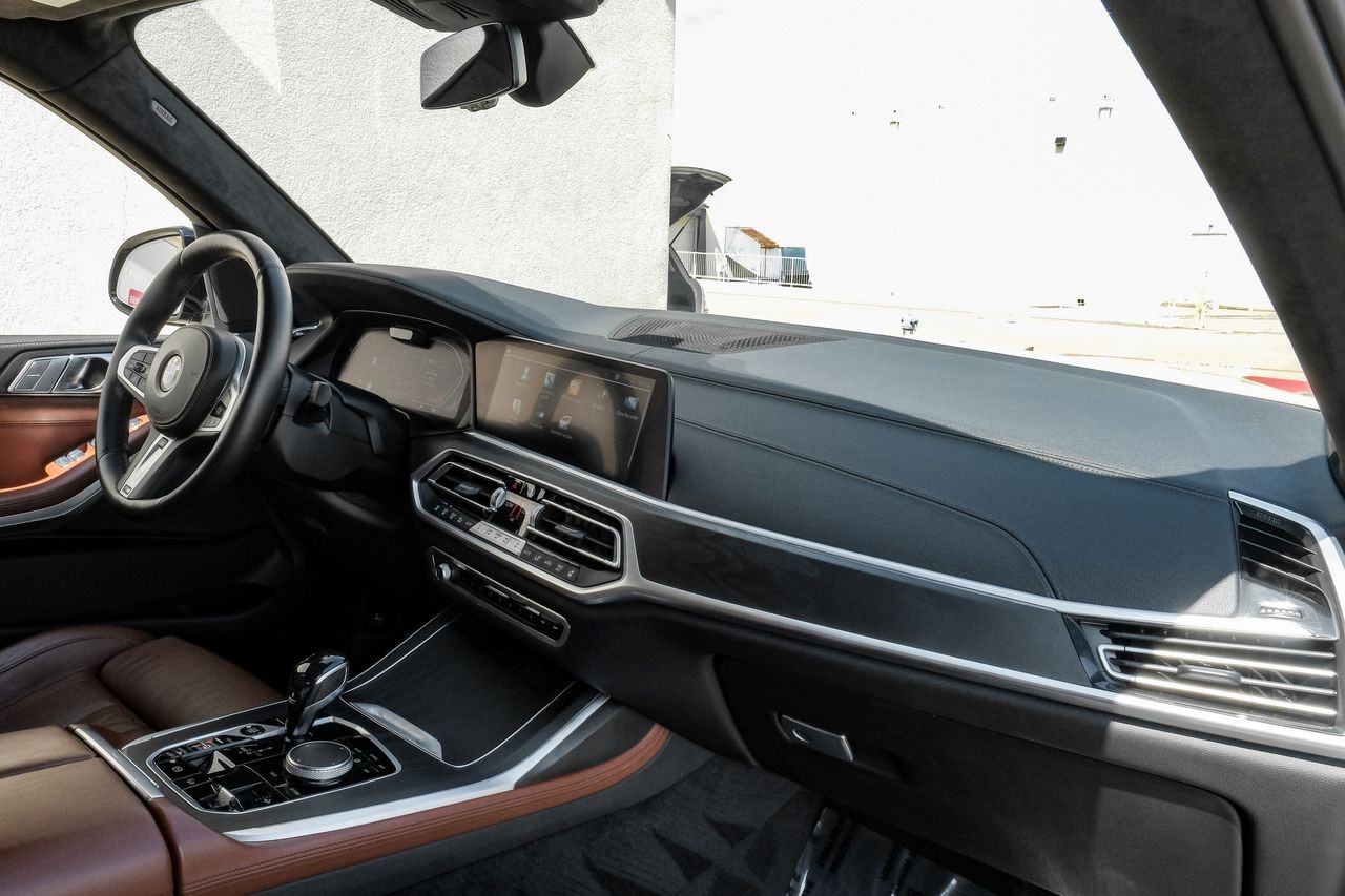 BMW X7 Vehicle Main Gallery Image 13