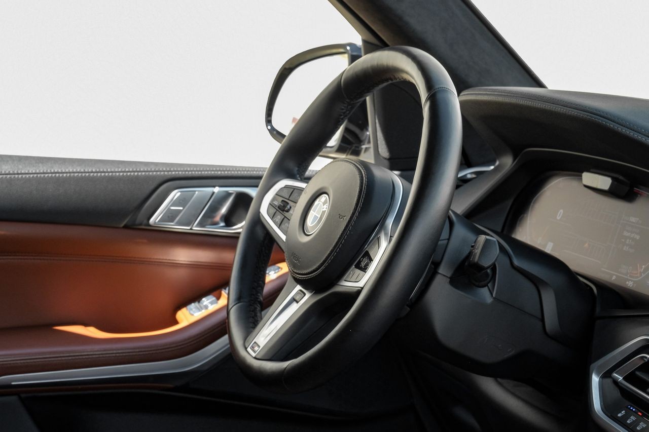 BMW X7 Vehicle Main Gallery Image 14