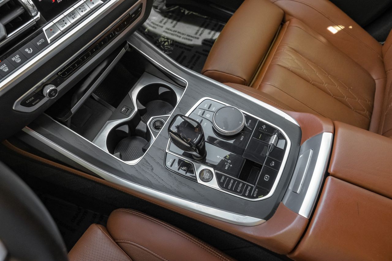 BMW X7 Vehicle Main Gallery Image 25