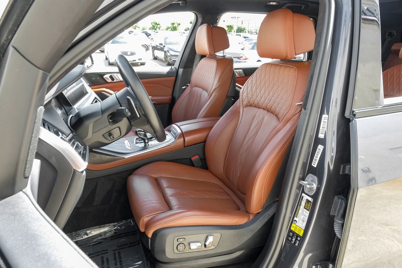 BMW X7 Vehicle Main Gallery Image 34