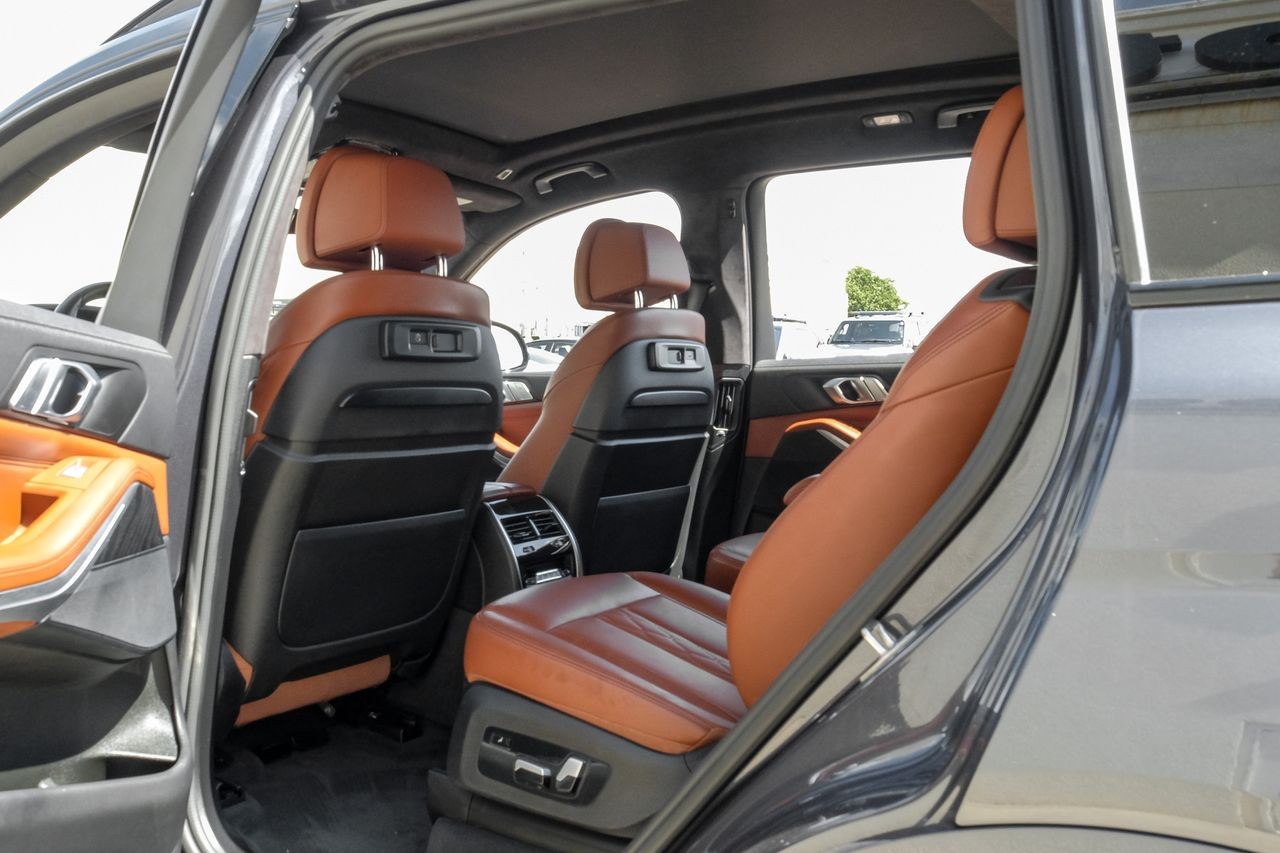 BMW X7 Vehicle Main Gallery Image 43