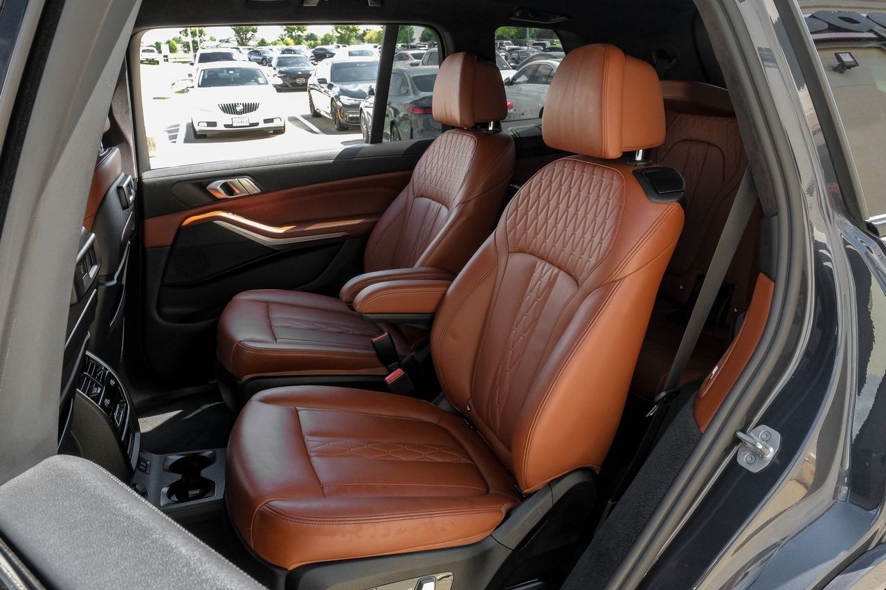 BMW X7 Vehicle Main Gallery Image 44