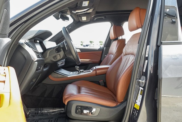 BMW X7 Vehicle Main Gallery Image 04