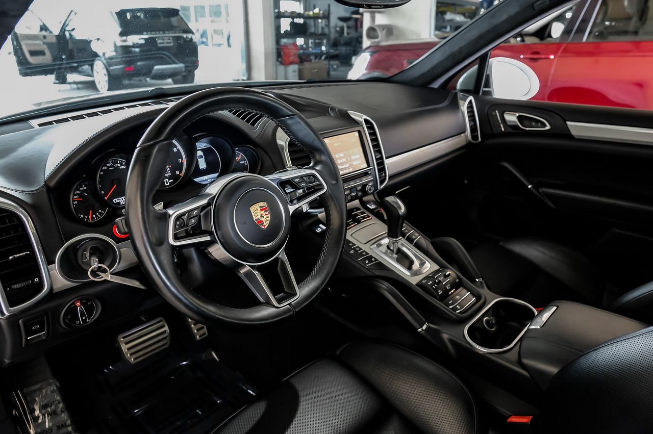 Porsche Cayenne Vehicle Main Gallery Image 03