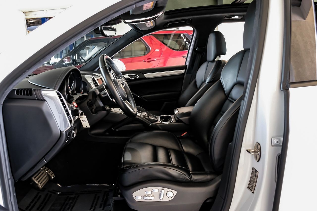 Porsche Cayenne Vehicle Main Gallery Image 04