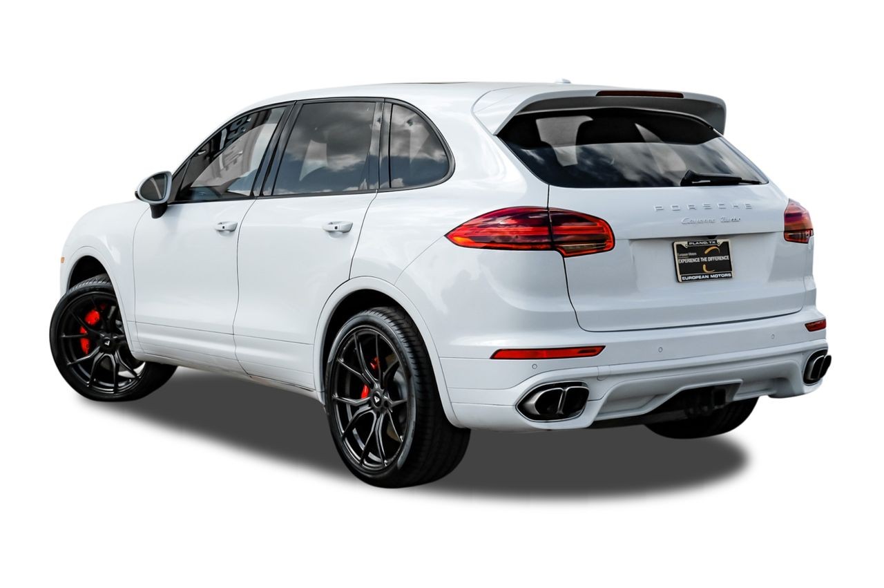 Porsche Cayenne Vehicle Main Gallery Image 09