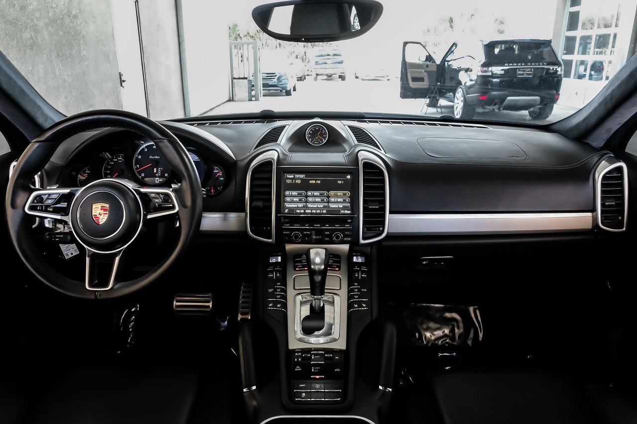 Porsche Cayenne Vehicle Main Gallery Image 12