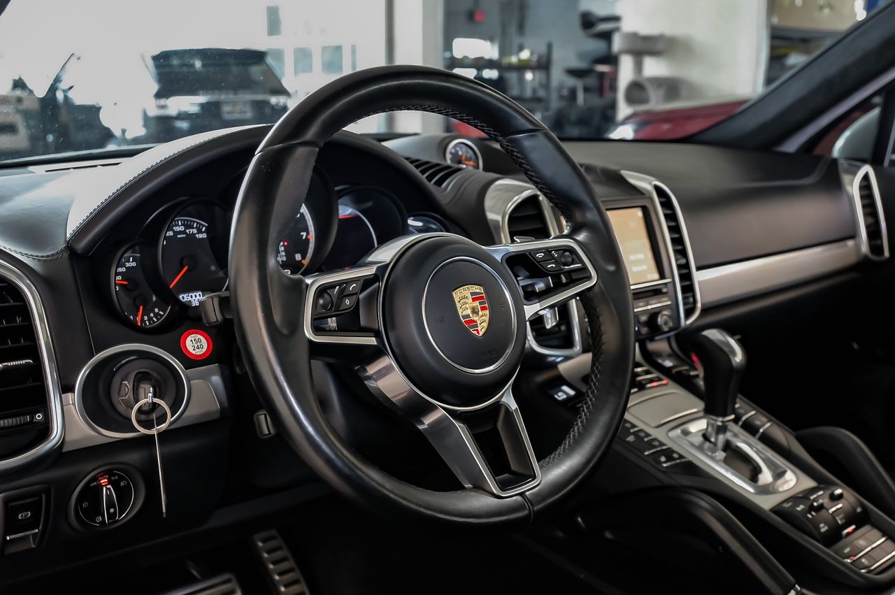 Porsche Cayenne Vehicle Main Gallery Image 14