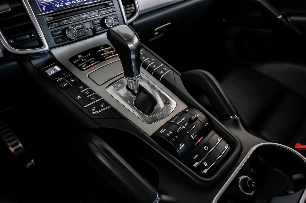 Porsche Cayenne Vehicle Main Gallery Image 21