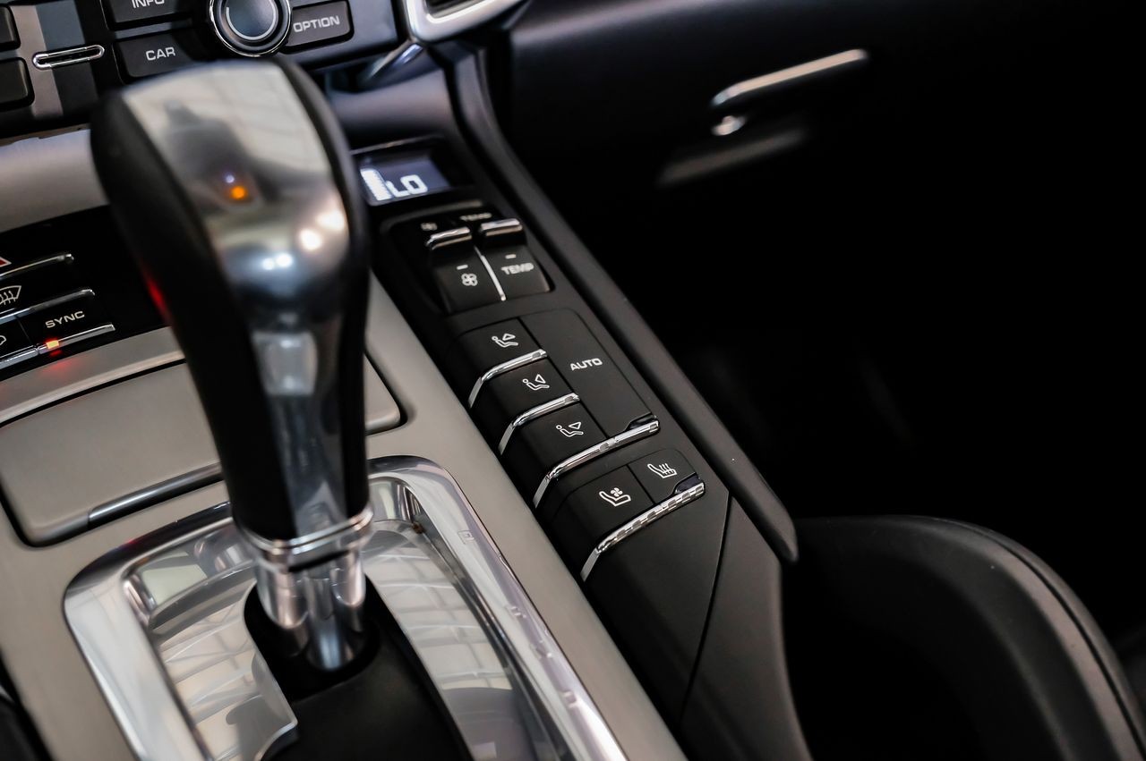 Porsche Cayenne Vehicle Main Gallery Image 23