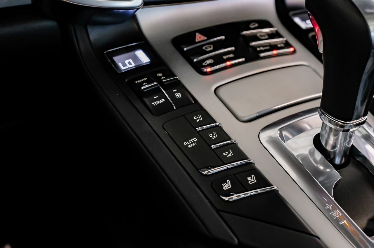 Porsche Cayenne Vehicle Main Gallery Image 24