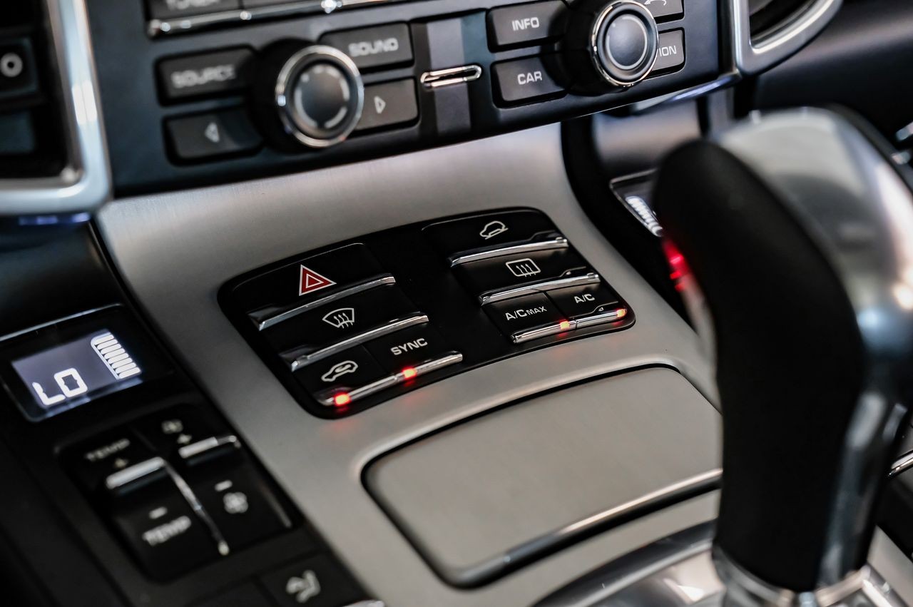Porsche Cayenne Vehicle Main Gallery Image 25