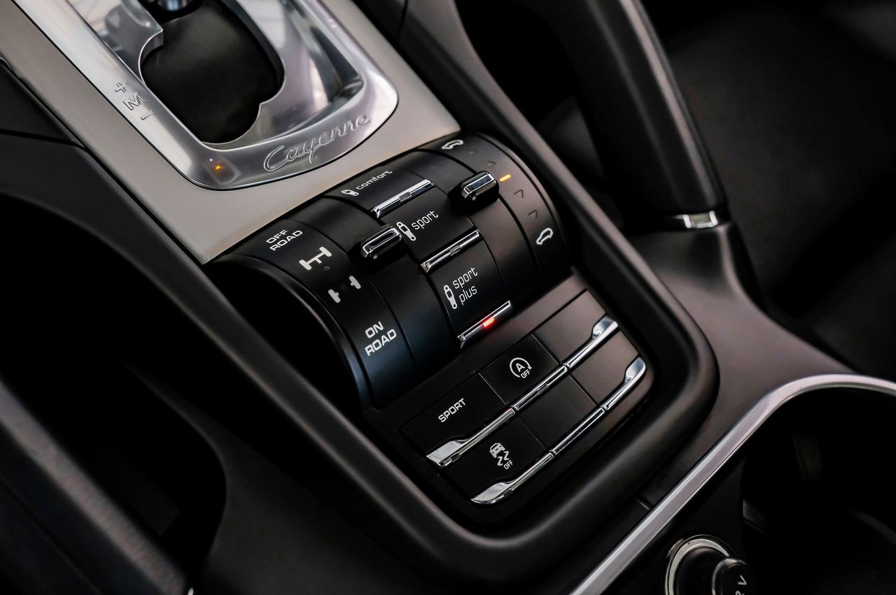 Porsche Cayenne Vehicle Main Gallery Image 26