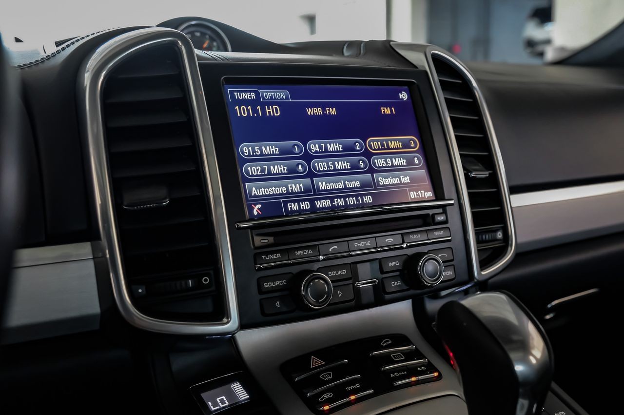 Porsche Cayenne Vehicle Main Gallery Image 27