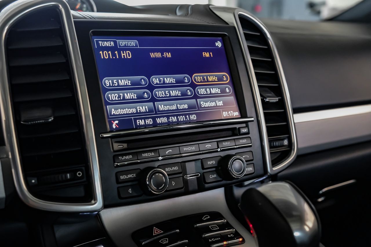 Porsche Cayenne Vehicle Main Gallery Image 28