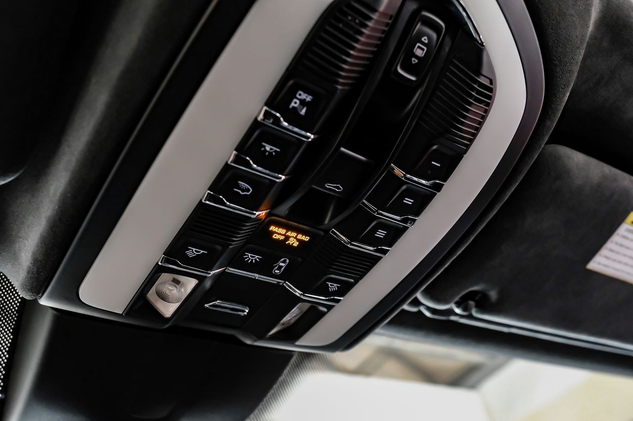 Porsche Cayenne Vehicle Main Gallery Image 29